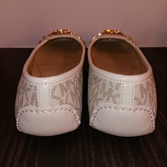 NWT IN BOX 💥 MICHAEL KORS Vanilla Fulton Studded Logo Moccasins w/Gold MK Logo - Picture 4 of 6